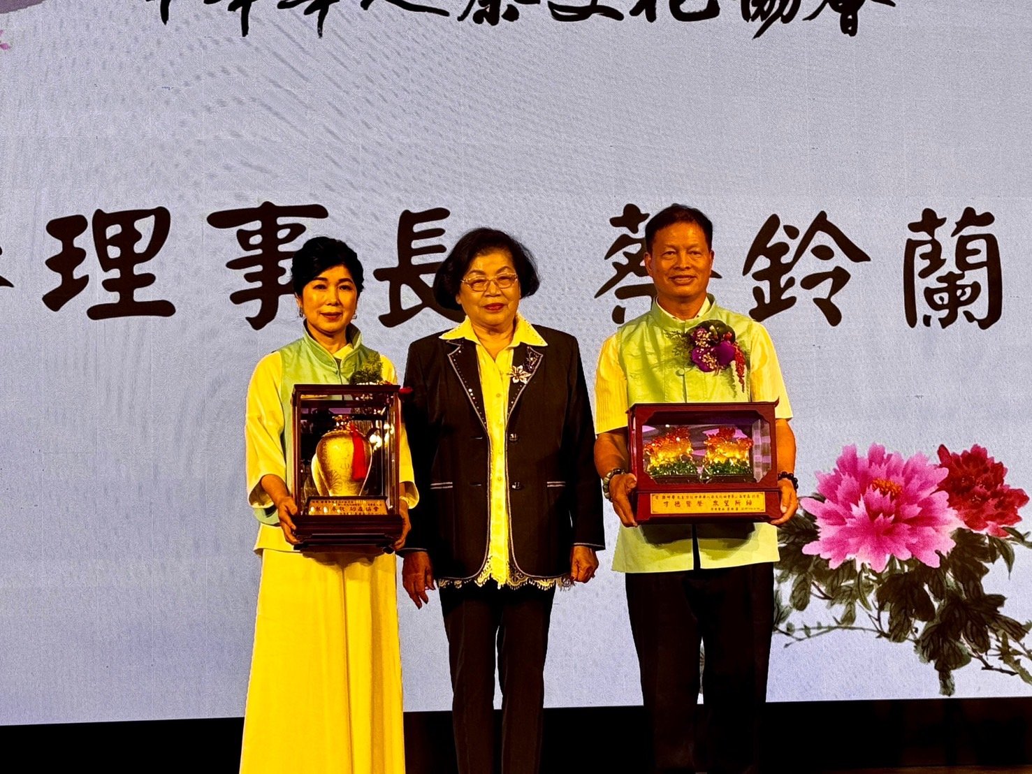 中華華人茶文化協會榮譽理事長蔡鈴蘭致贈邱錦子總會長（左）及郭坤榮會長（右）禮物。（葉志雲攝）