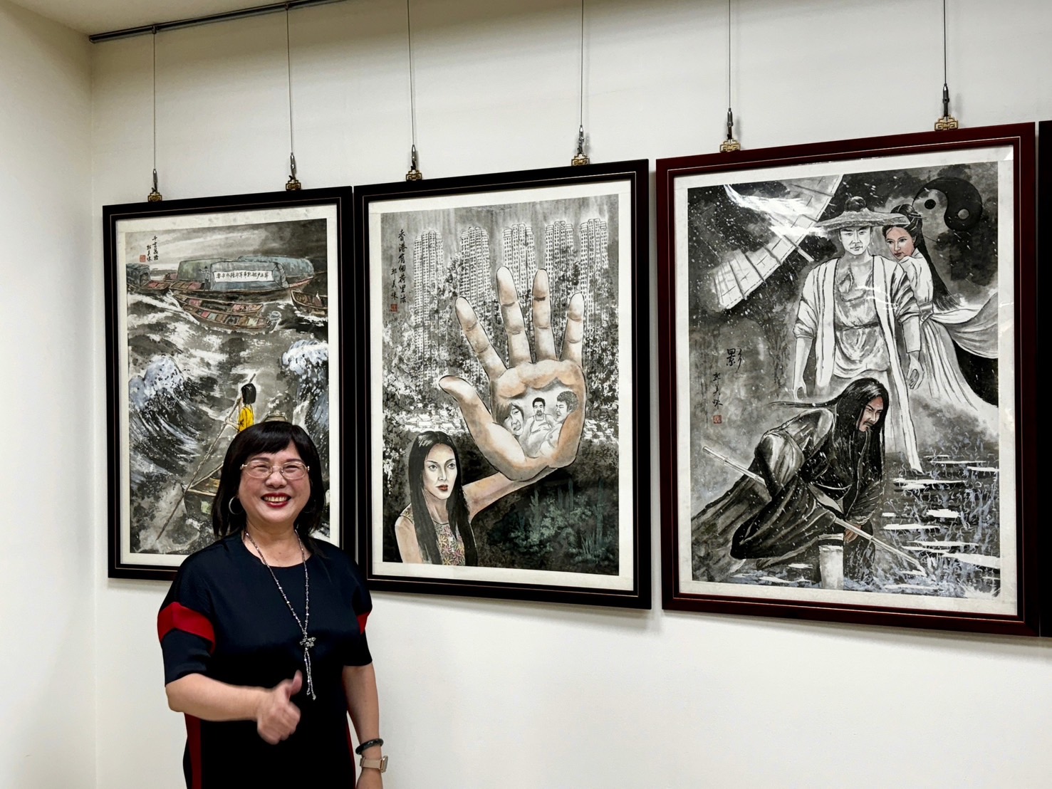 開創繪畫系列電影人物的藝術家郭美珠在梧棲區公所舉行電影水墨畫創作個展。（葉志雲攝）