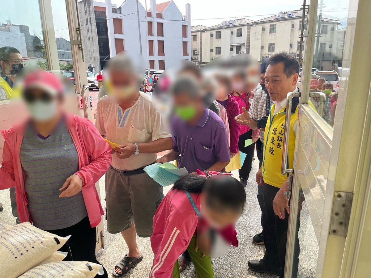關懷弱勢 竹山鎮公所發放社會救助糧 1 b320cc0ffc2288cb62800adc14108a2b