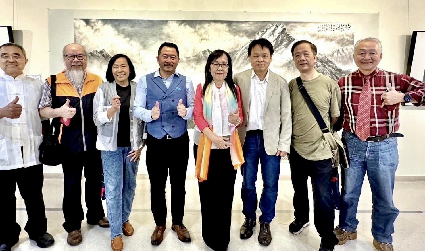 2024中市美術家接力展袁之靜首棒 《天地有大美》水墨創作展葫蘆墩亮麗登場 5 藝術家袁之靜與致賀賓客合影。