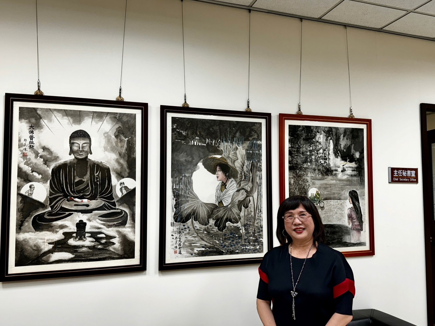 藝術家郭美珠在梧棲區公所舉行電影水墨畫創作個展。（葉志雲攝）