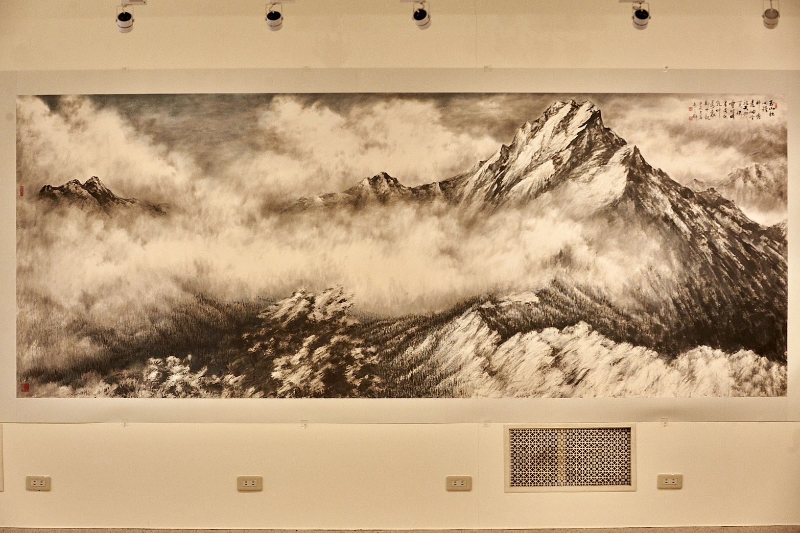 2024中市美術家接力展袁之靜首棒 《天地有大美》水墨創作展葫蘆墩亮麗登場 3 袁之靜2024最新大作〈玉山壯闊鍾神秀〉。