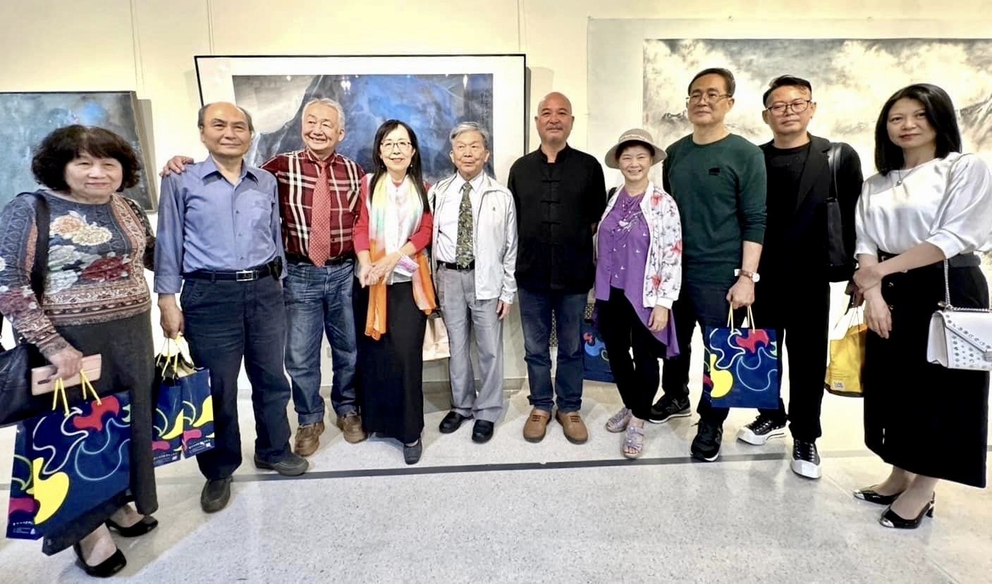 2024中市美術家接力展袁之靜首棒 《天地有大美》水墨創作展葫蘆墩亮麗登場 6 藝術家袁之靜與到場致賀的賓客合影。