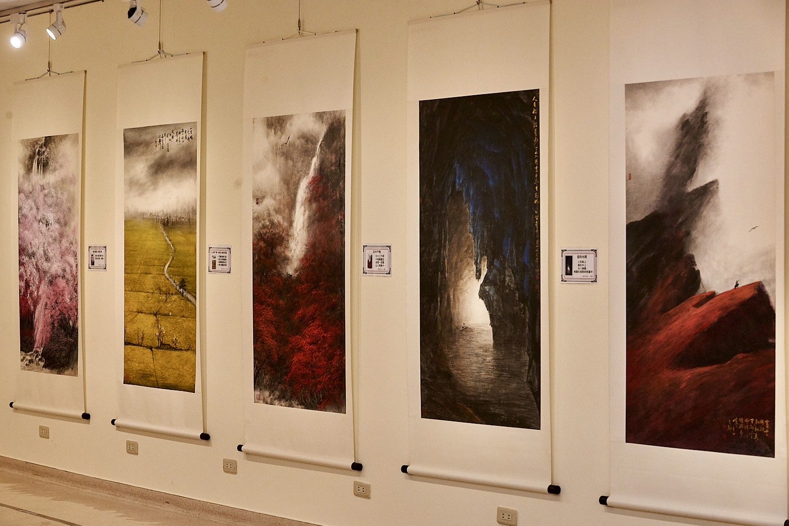2024中市美術家接力展袁之靜首棒 《天地有大美》水墨創作展葫蘆墩亮麗登場 8 藝術家袁之靜展出作品。