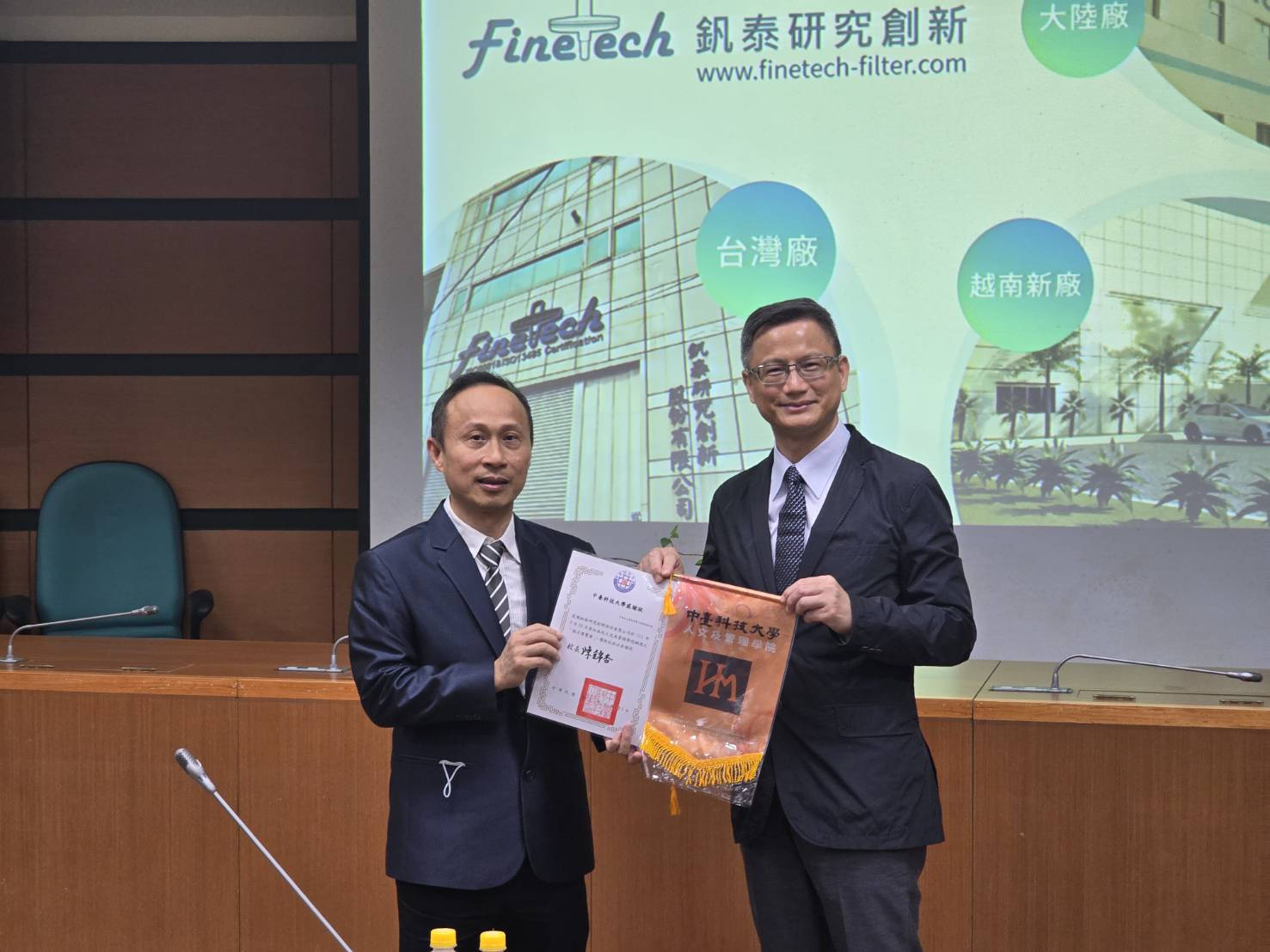 釩泰研究創新股份有限公司李國鈺總經理（左）與中臺科大行銷系林英顏副主任（右）合影。