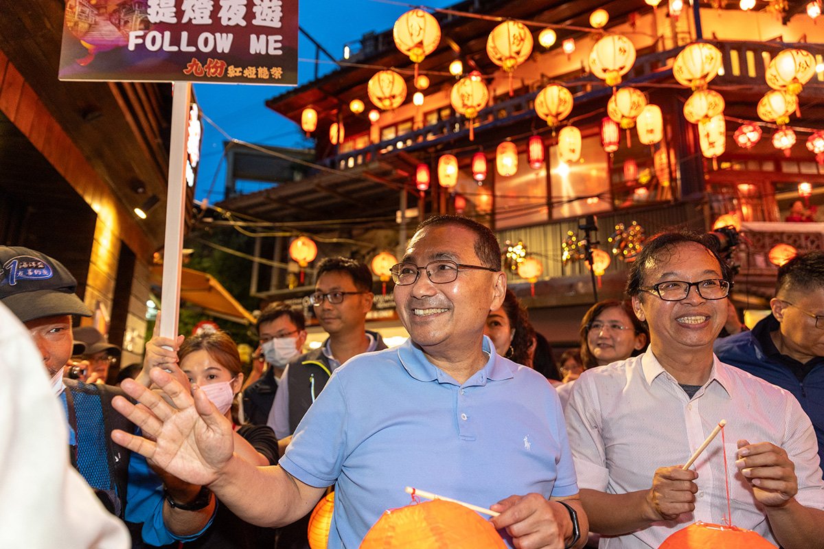 2024九份紅燈籠祭今(24)舉行第一場主軸活動「提燈夜遊祈福行程」，眾人提著九份小提燈夜遊山城，熱鬧盛況空前。