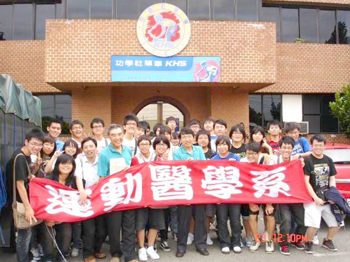 中國醫藥大學運動醫學系洪維憲副教授榮獲113年臺中市大專組SUPER教師獎 2 洪老師帶領學生至社區進行高齡者照顧預防服務