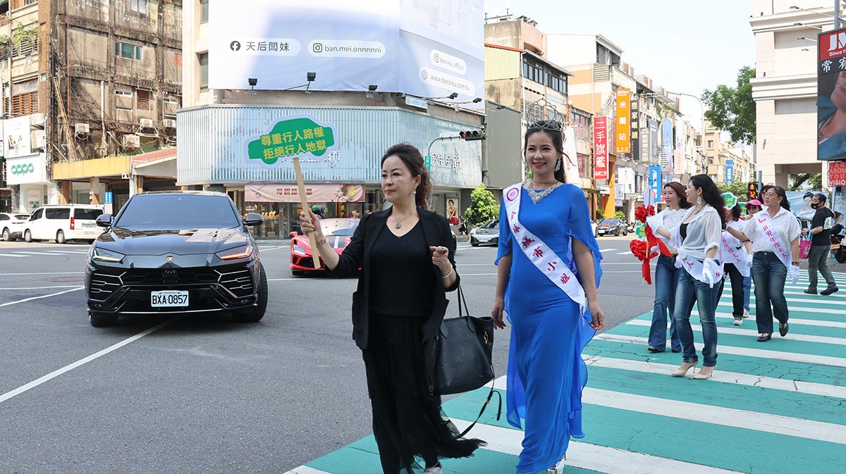 2024年世界年度夫人選美大會的佳麗們，與馬卡龍公益超跑車隊合作，2日下午進行了一場意義深遠的公益活動。