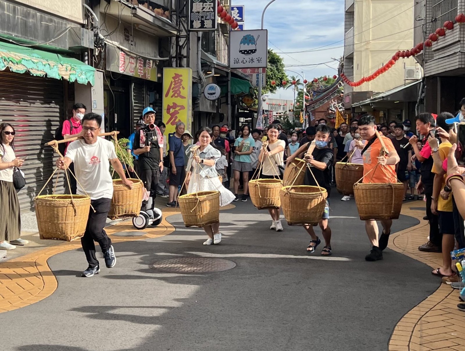 中市「穿木屐躦鯪鯉」千人踩街慶端午 黃副市長：盼持續發揚在地文化