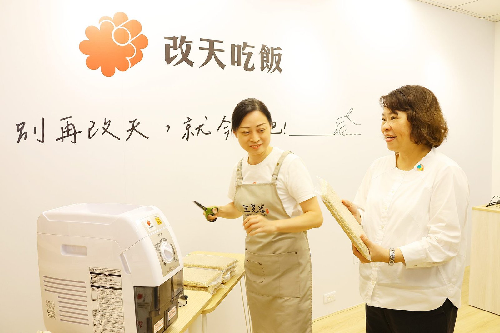 嘉義市推智慧治理 市長黃敏惠視察交通控制中心及西市場改造 4 0 市長參訪改造後店家 體驗西市場嶄新形象 1