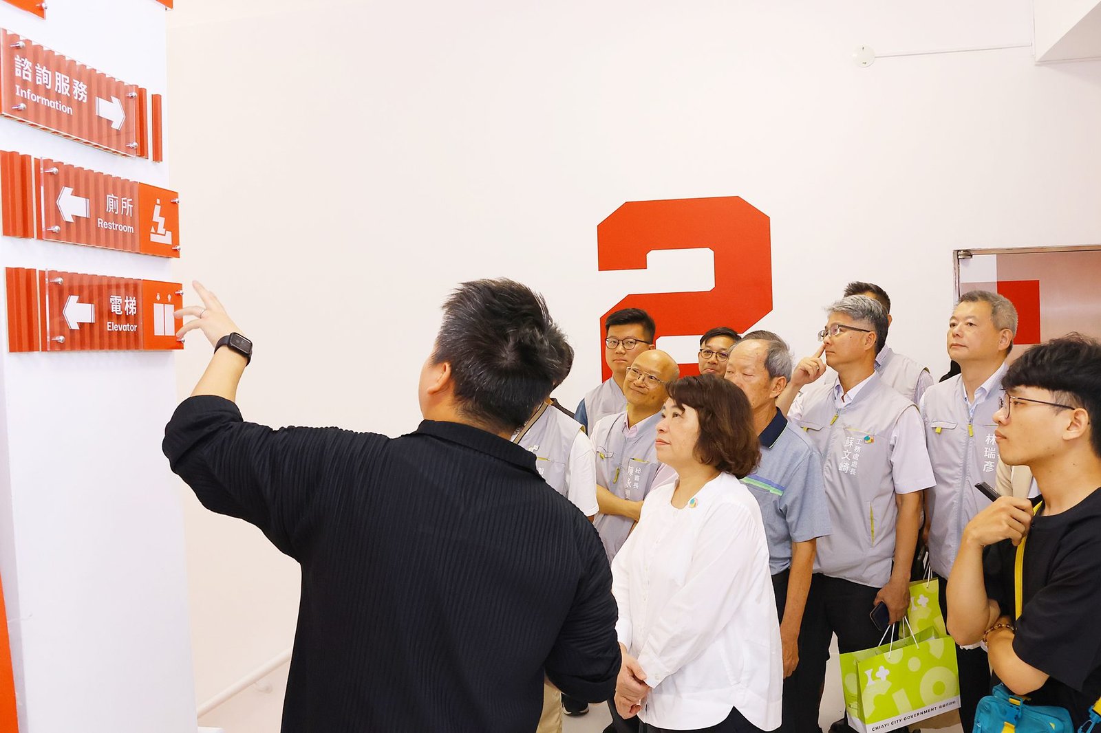 嘉義市推智慧治理 市長黃敏惠視察交通控制中心及西市場改造 5 0 市長視察西市場指標改造成果