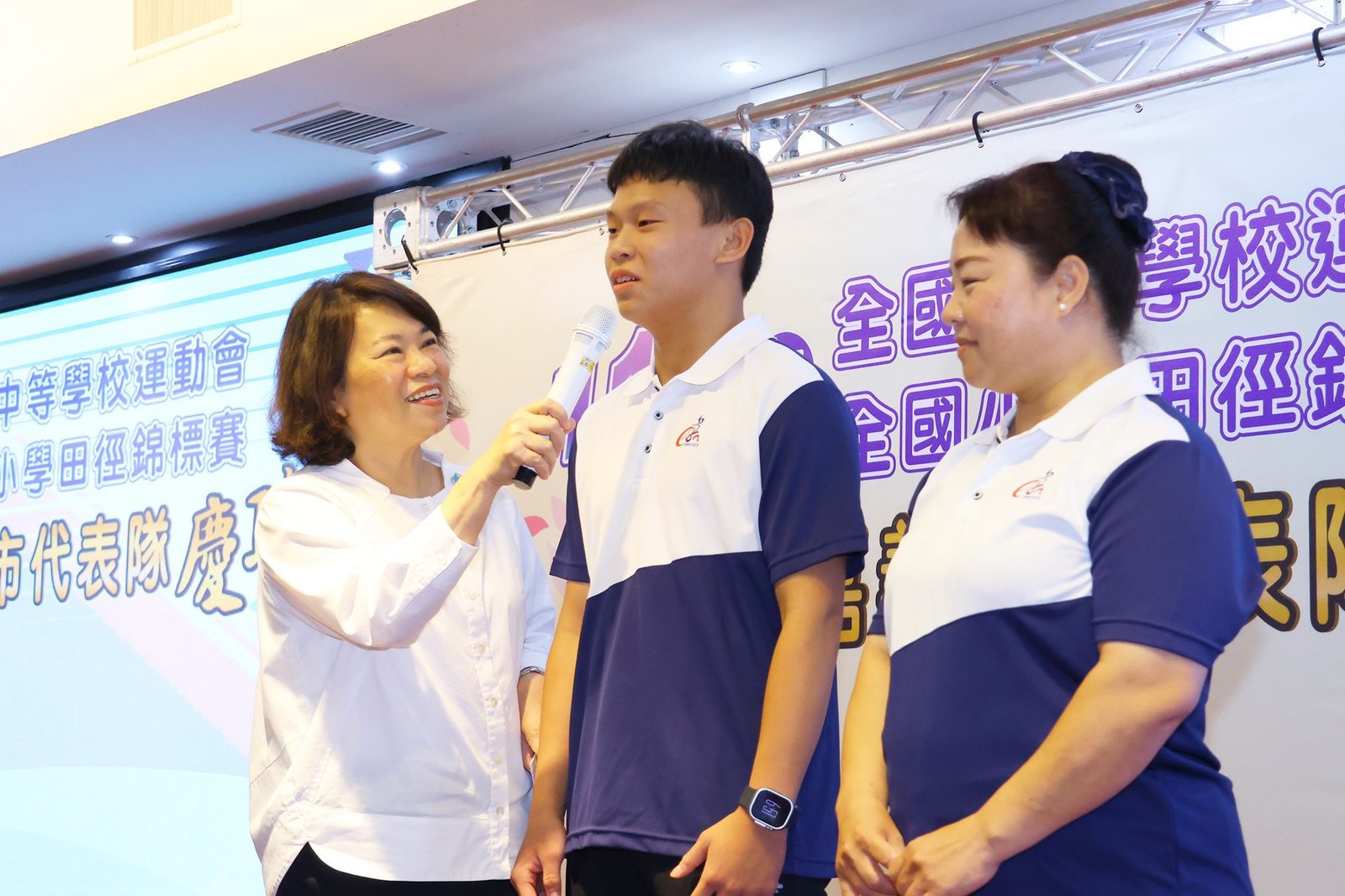 嘉義市代表隊參加全國中小運動會大放異彩 市長黃敏惠頒近百萬獎金鼓勵選手 4 0 男子組自由式滑輪溜冰金牌選手王宥鈞分享練習經驗