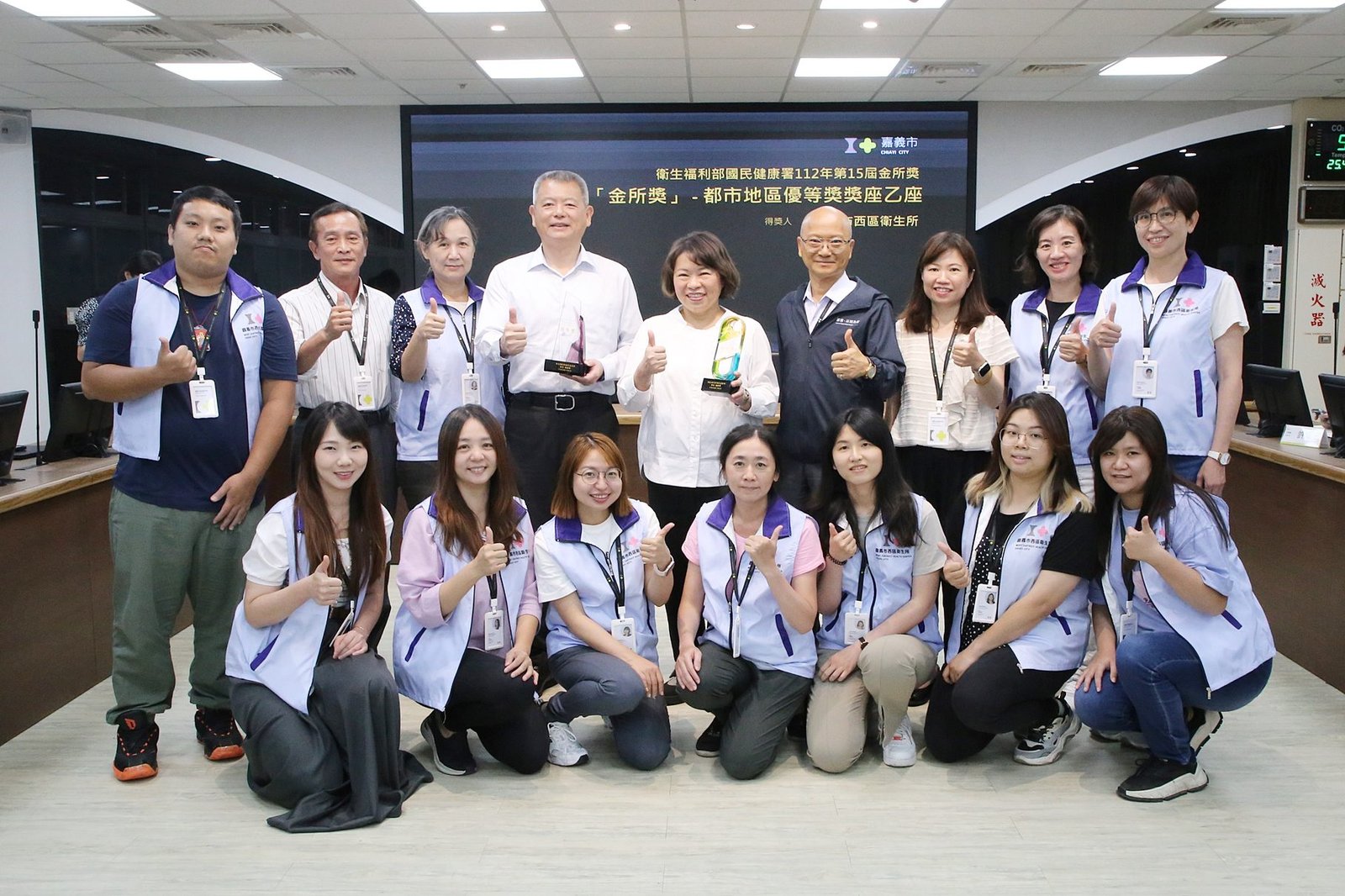 嘉義市衛生局與西區衛生所共享榮耀 獲頒特別獎及金所獎「優等獎」 1 0 衛生局及西區衛生所團隊與市長合影