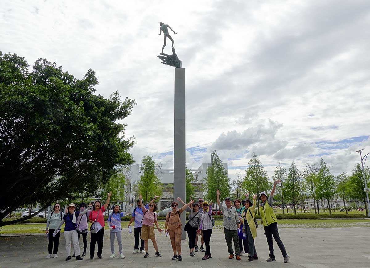 台中市開懷協會的會員參觀中醫大水湳校區「上帝之手」雕塑