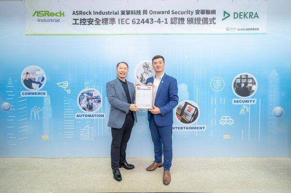 圖一、DEKRA德凱台灣董事總經理李俊儀(右)將IEC 62443-4-1證書交予東擎科技董事長李俊瑩 (左)。