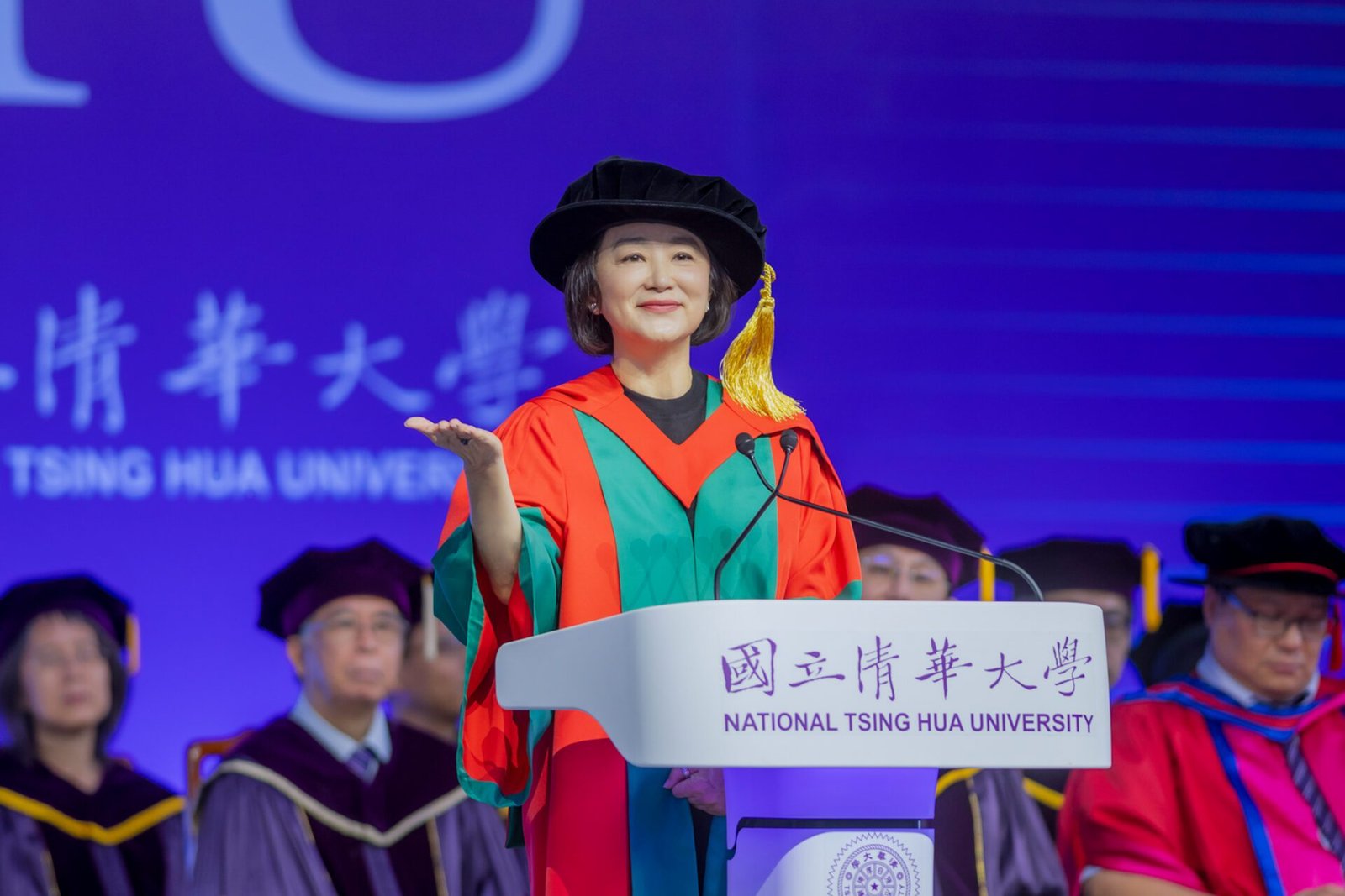 清華大學畢業典禮 林青霞分享快樂感悟 10位畢業生獲頒最高榮譽「梅貽琦獎章」 4 1 林青霞今天在清華大學畢業典禮致詞 分享她對快樂的感悟