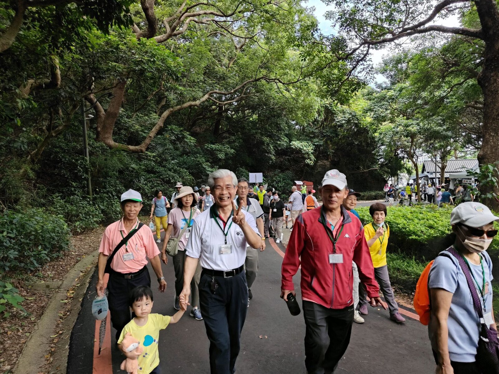 「中華郵政樂齡運動-銀髮踏青樂悠遊」 十八尖山公園健行活動由社區媽媽精彩舞蹈揭幕 2 105193 0