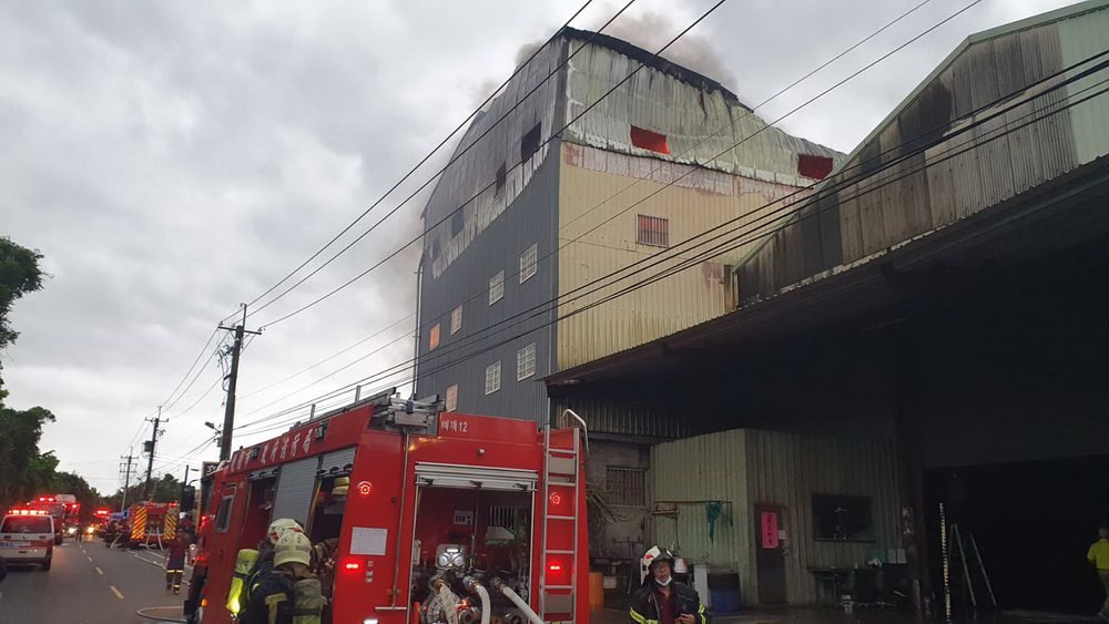 1130623 312 桃園大溪區大鶯路工廠火警搶救中。