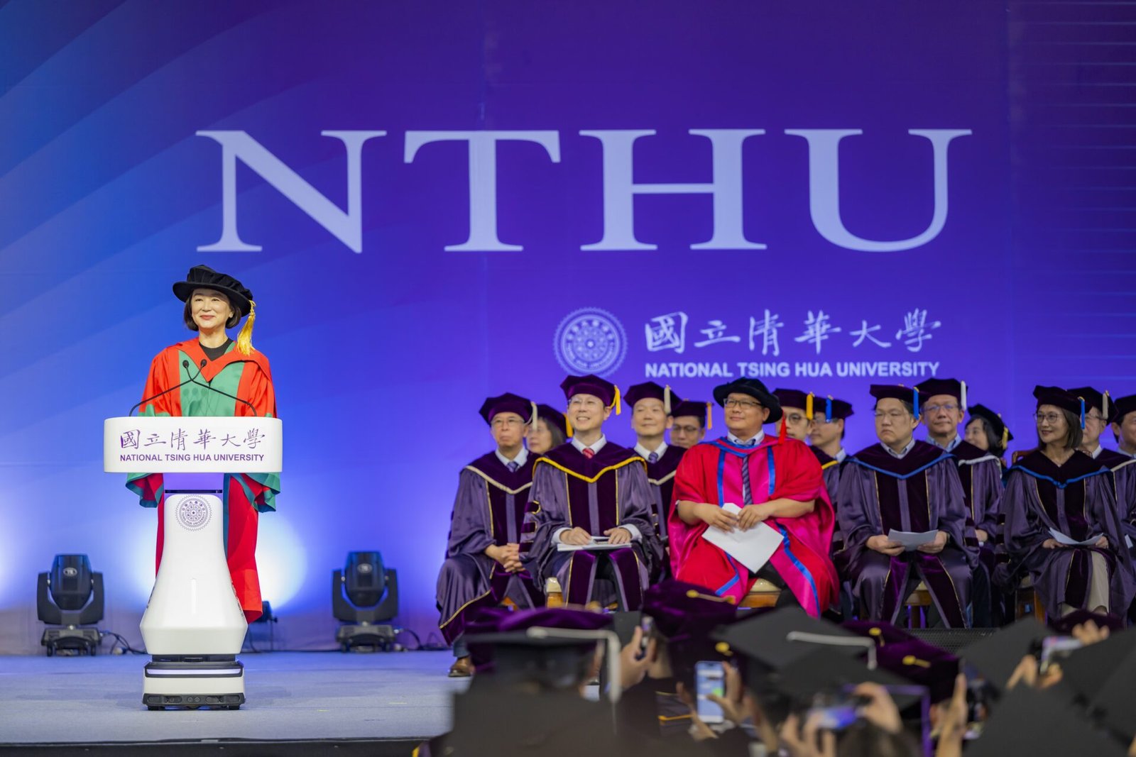清華大學畢業典禮 林青霞分享快樂感悟 10位畢業生獲頒最高榮譽「梅貽琦獎章」 3 2 林青霞今天在清華大學畢業典禮致詞 分享她對快樂的感悟