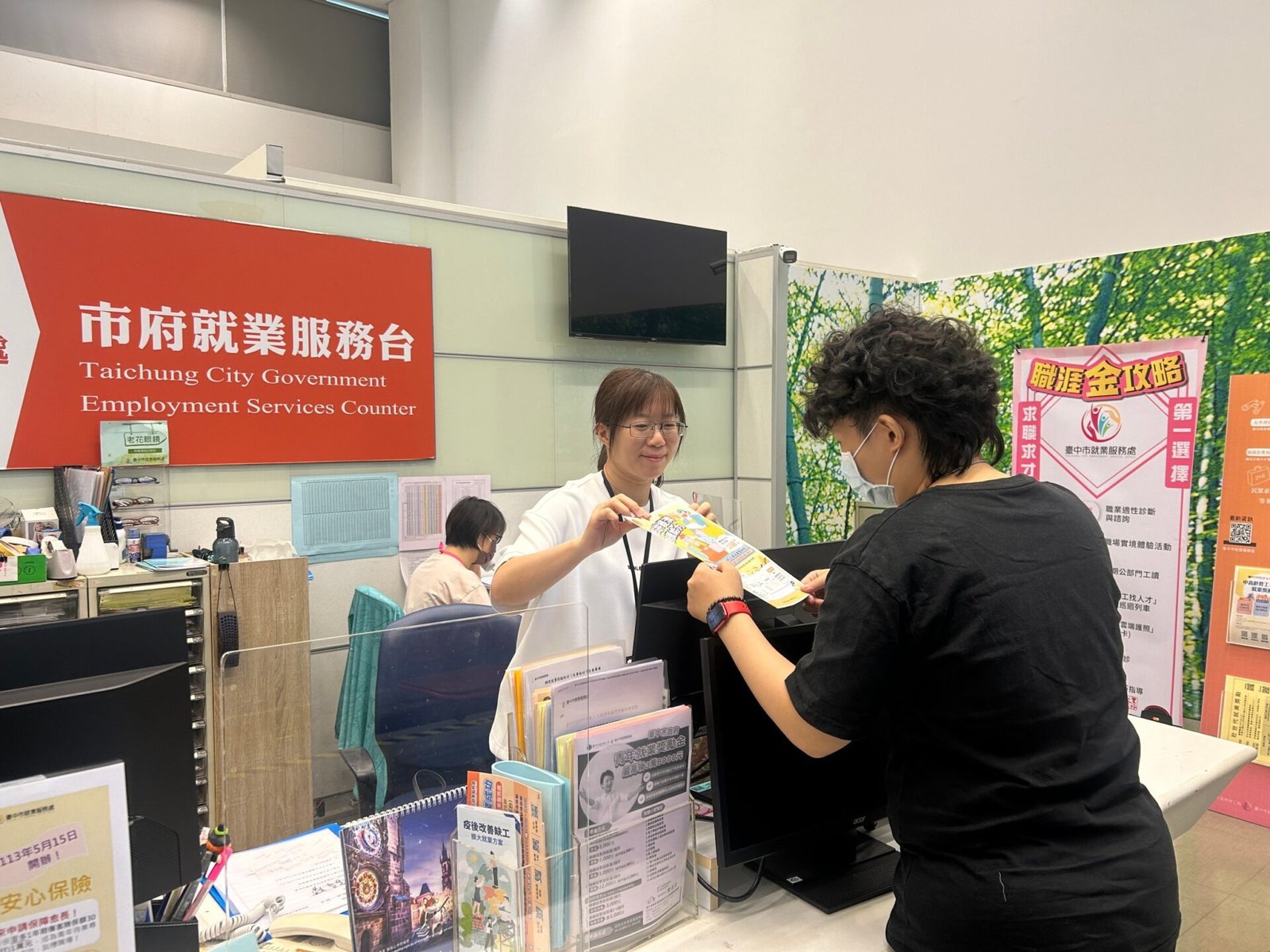 服務獲市民肯定! 中市勞工局就服員獲選模範勞工 1 27 處就業服務據點 提供一案到底就業服務
