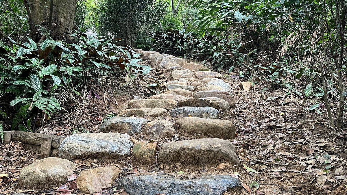 以塊石堆砌而成的砌石階梯，營造自然步道