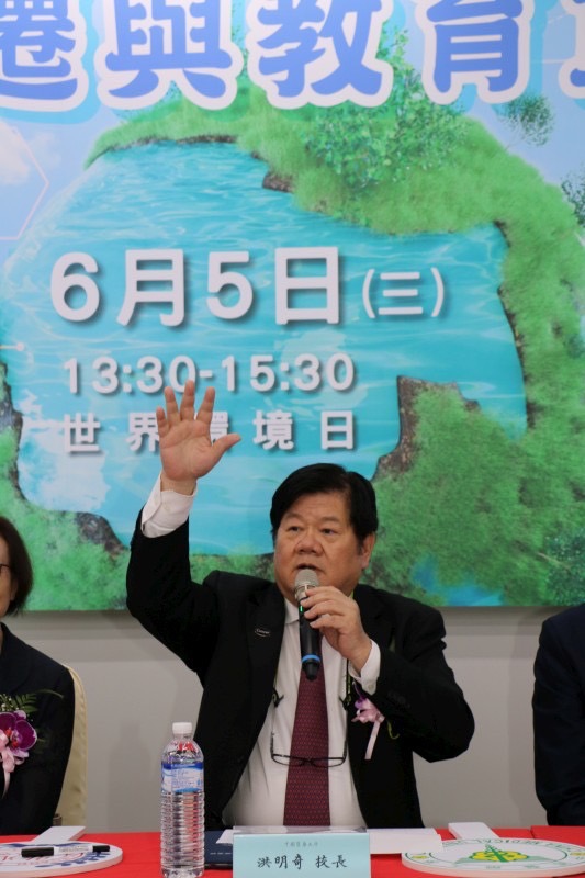中國醫藥大學校長洪明奇院士主持中區大學氣候變遷與教育宣言簽署。
