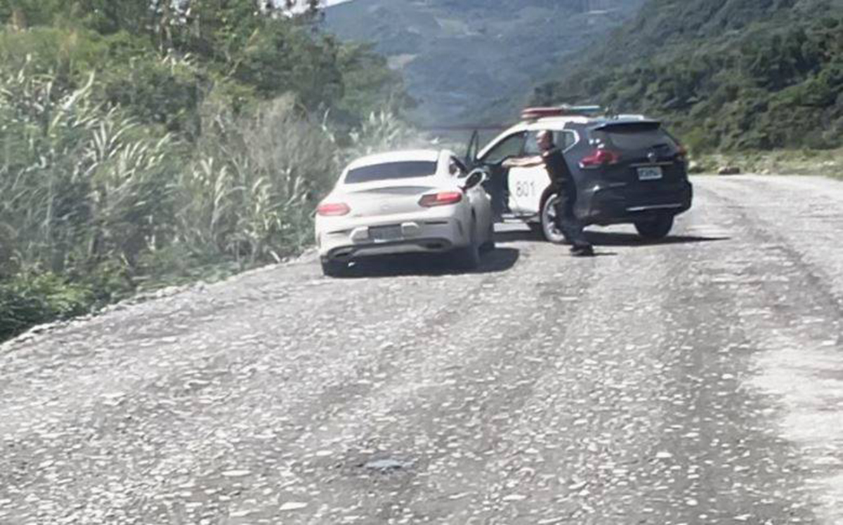 當車輛被發現進入信義鄉山區時，信義分局立即啟動攔截並追捕。