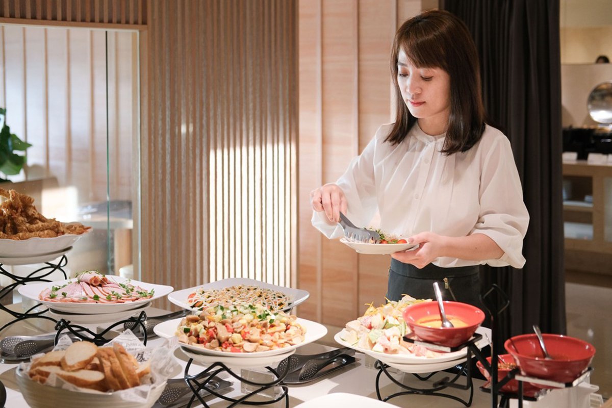 【和逸飯店‧台北民生館】位於飯店二樓THE Lounge推出餐飲活動 兩人同行享用早餐時段 贈乙張下午茶套餐券
