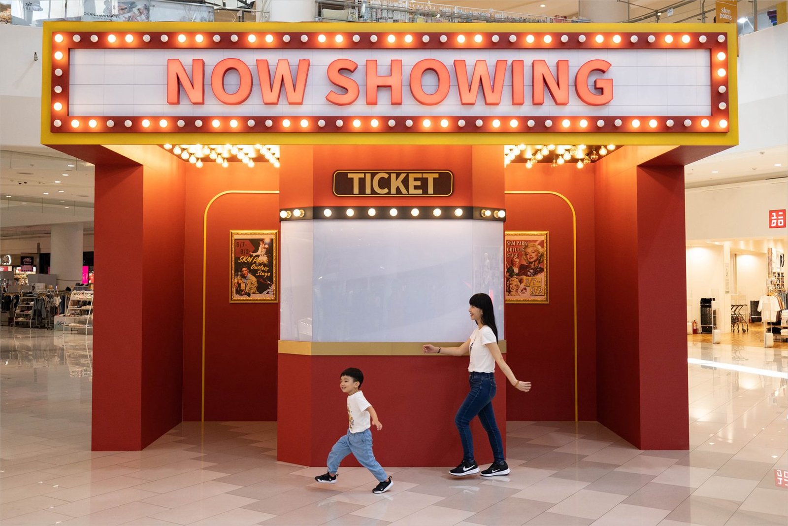 SKM Park Outlets 高雄草衙中央廣場大型美式造景「NOW SHOWING」以百老匯劇園售票入口造景 0