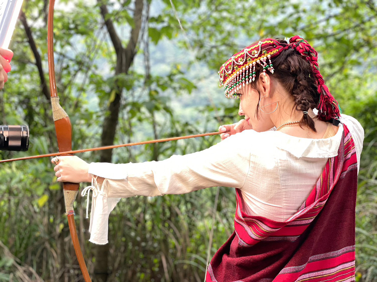 安妮走訪松鶴部落體驗泰雅文化及射箭