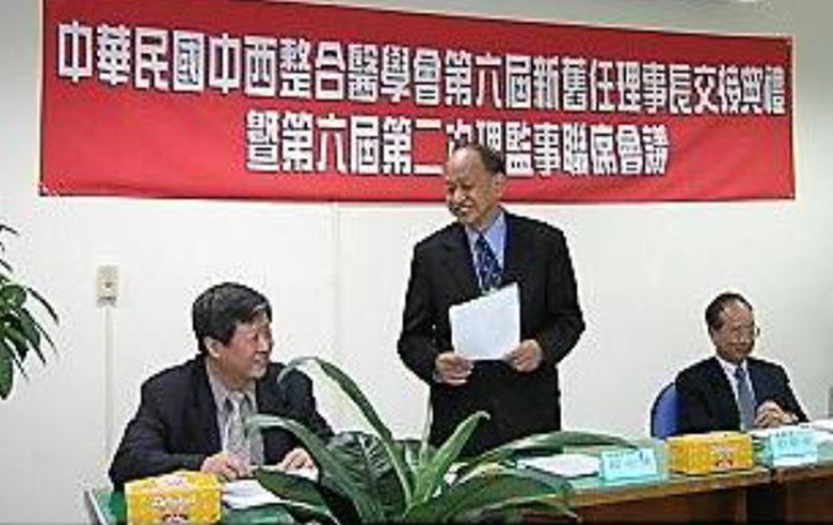 李春興博士（左）與秀傳醫療體系黃明和教授（立者）擔任全國中西整合醫學會理事長與