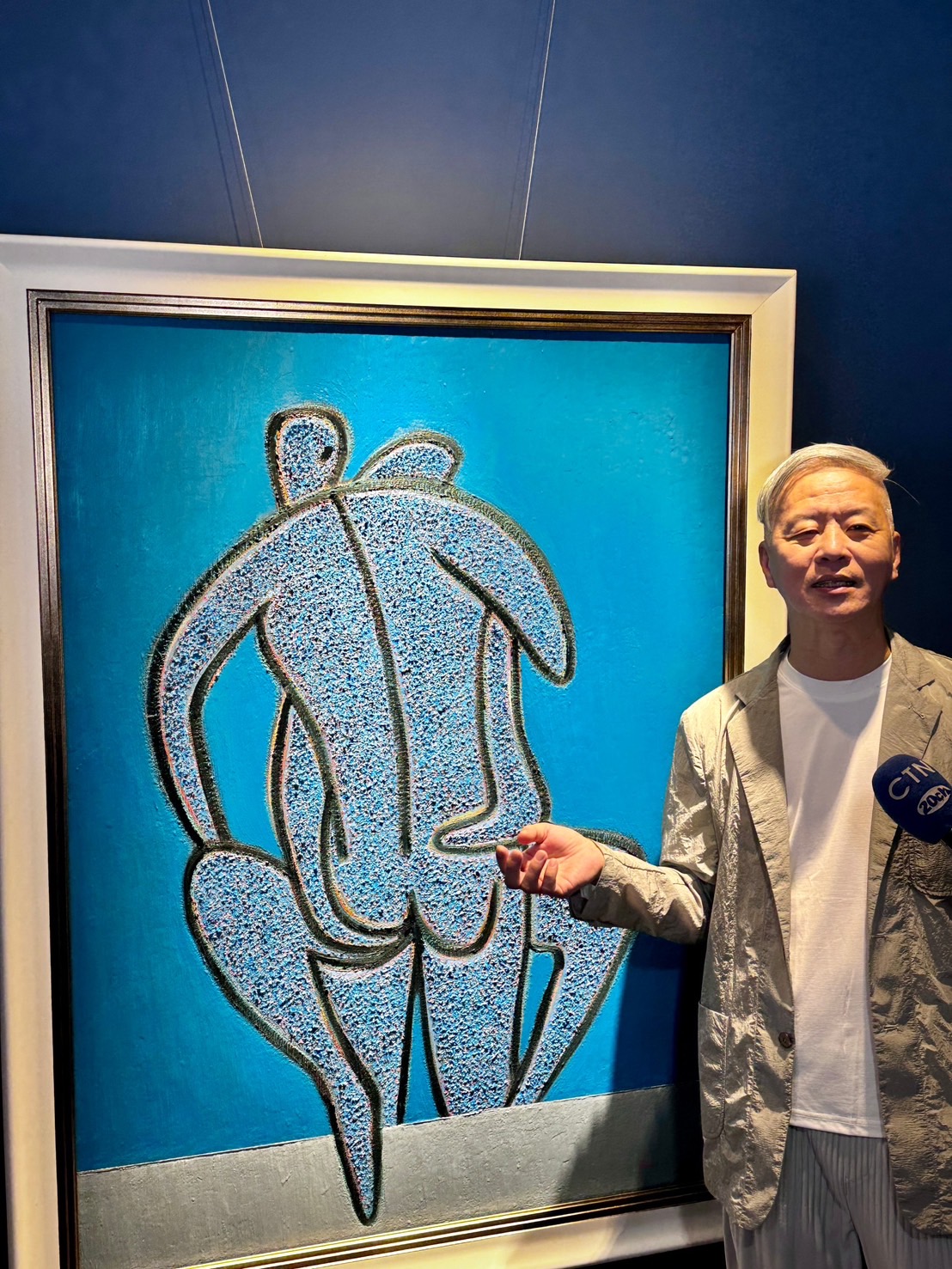 藝術家郭正參解說2022油彩作品〈泳池〉。（葉志雲攝）