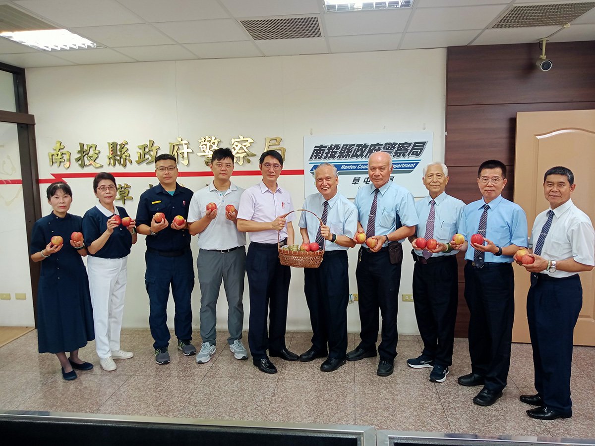 粽情義深 草屯慈濟志工警察節慰問警消辛勞