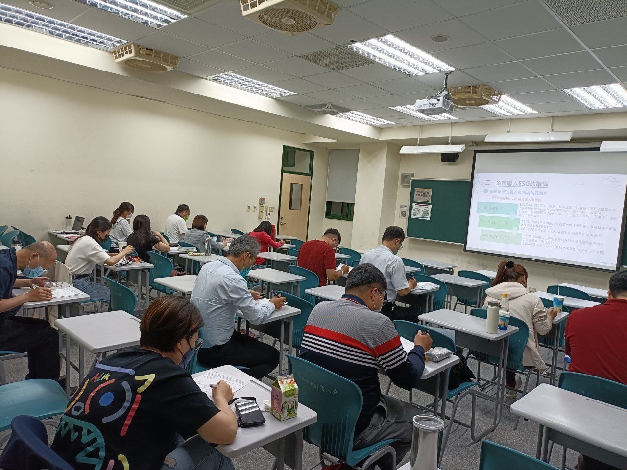 一起提升專業技能! 中市勞工大學「在職進修70小時獎好禮」活動開跑 2 esg與企業永續發展管理 上課情形 0