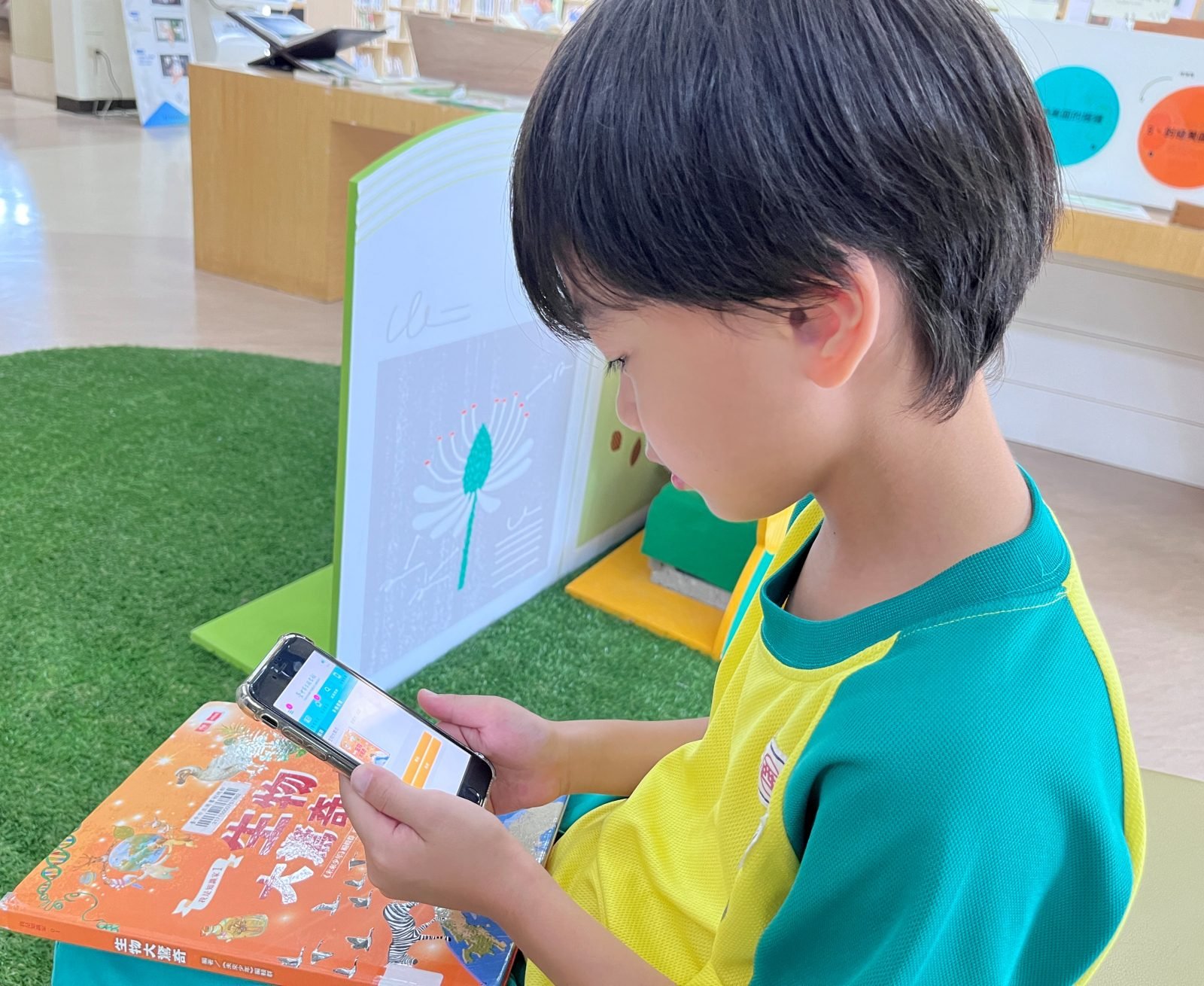 自助借閱領好康 中市圖暑期加碼百元超商禮卡 1 中市圖app 手機借書功能 掃描圖書條碼即可輕鬆完成借閱 0