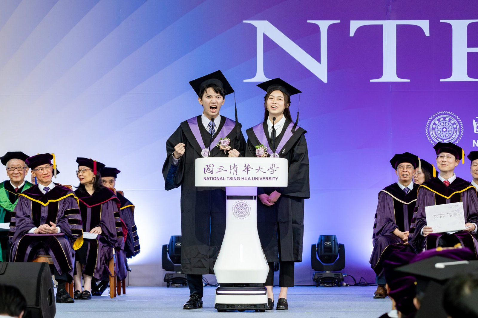 清華大學畢業典禮 林青霞分享快樂感悟 10位畢業生獲頒最高榮譽「梅貽琦獎章」 7 右 及工學院學士班何習與代表大學部畢業生致詞