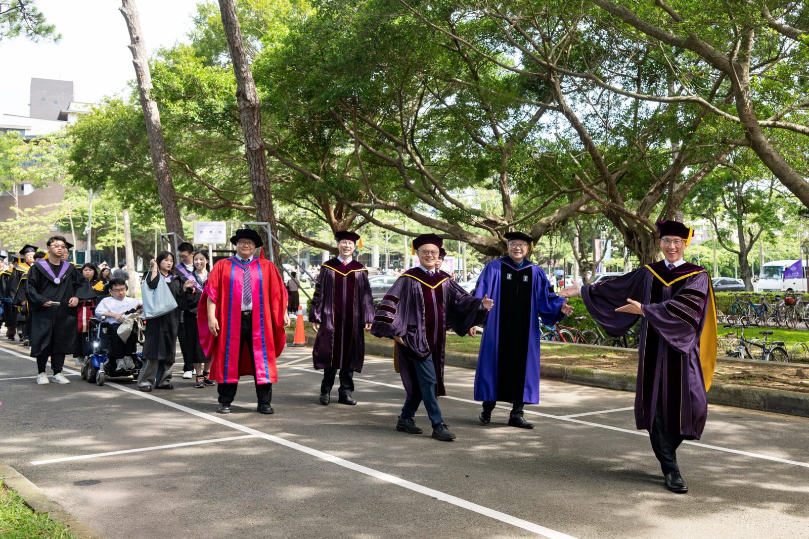 清華大學畢業典禮 林青霞分享快樂感悟 10位畢業生獲頒最高榮譽「梅貽琦獎章」 10 右 帶領畢業生校園巡禮