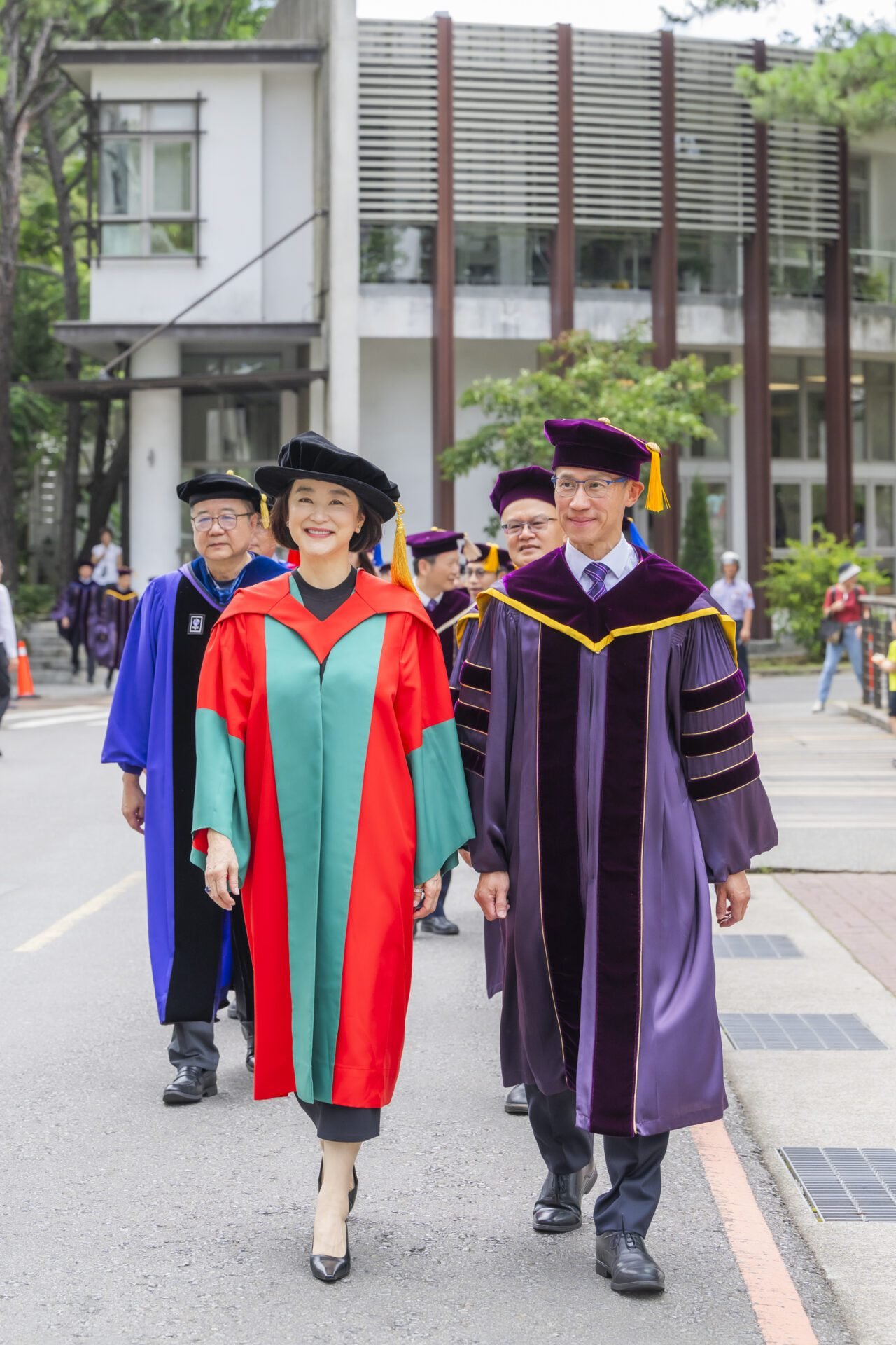 清華大學畢業典禮 林青霞分享快樂感悟 10位畢業生獲頒最高榮譽「梅貽琦獎章」 9 右 陪著致詞貴賓林青霞走向畢業典禮會場