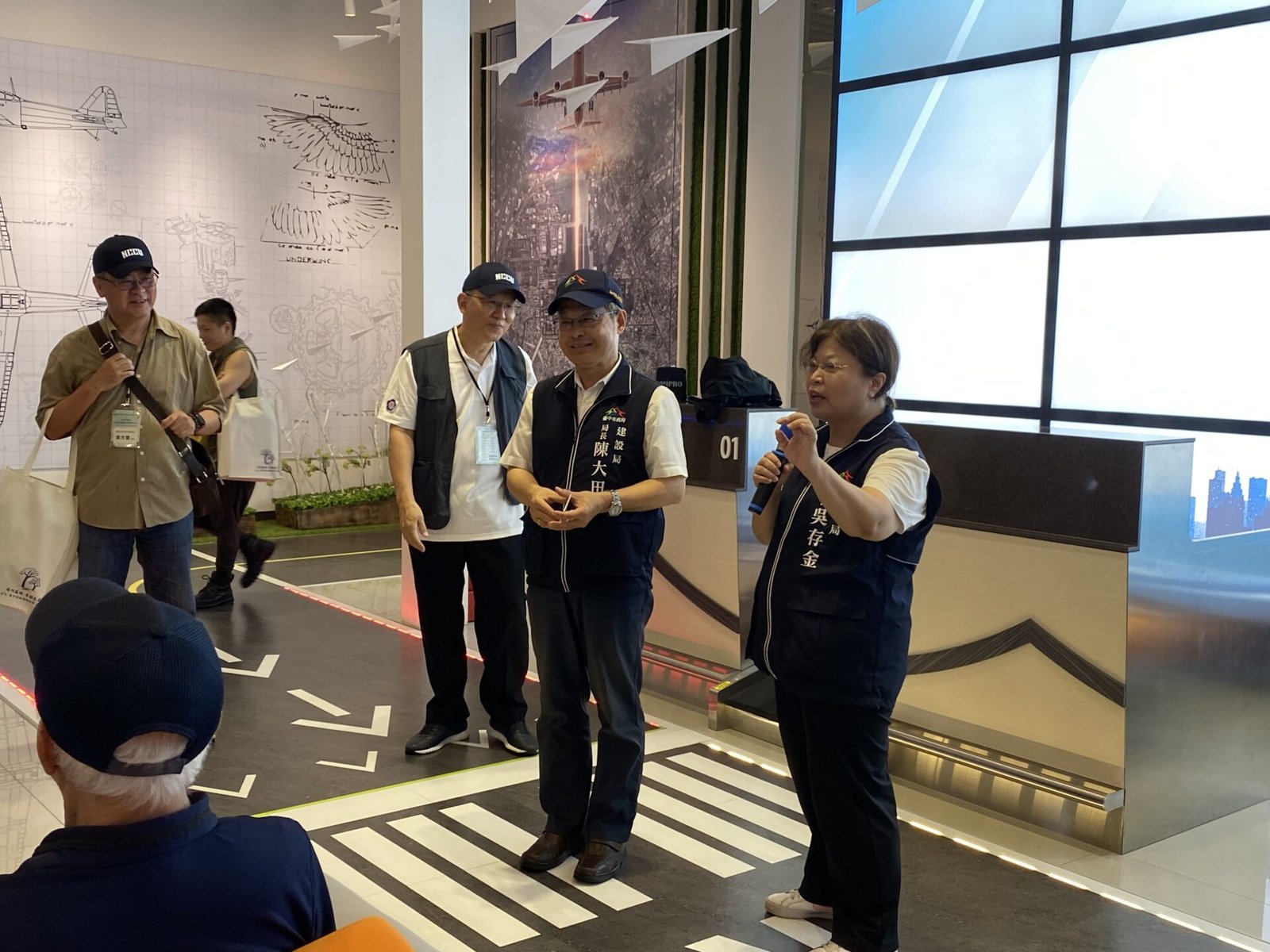 向政治大學教授及同仁們介紹水湳經貿園區