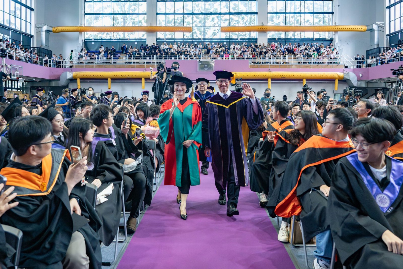 清華大學畢業典禮 林青霞分享快樂感悟 10位畢業生獲頒最高榮譽「梅貽琦獎章」 1 學生熱情歡迎
