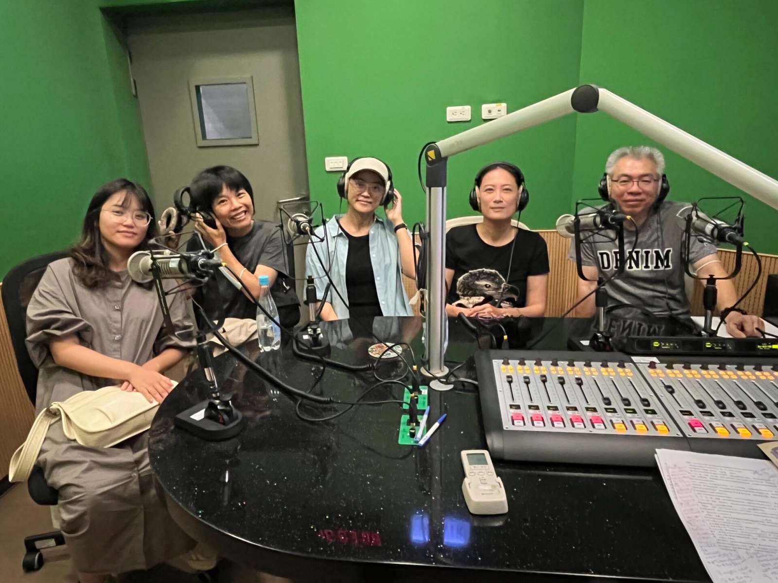 藝術新星點綴歷史光彩! 113年清水眷村駐村藝術家甄選結果出爐 1 左起古孟萱 陸姿蓉 魏金禾 趙書榕與策展人陳一凡至電台