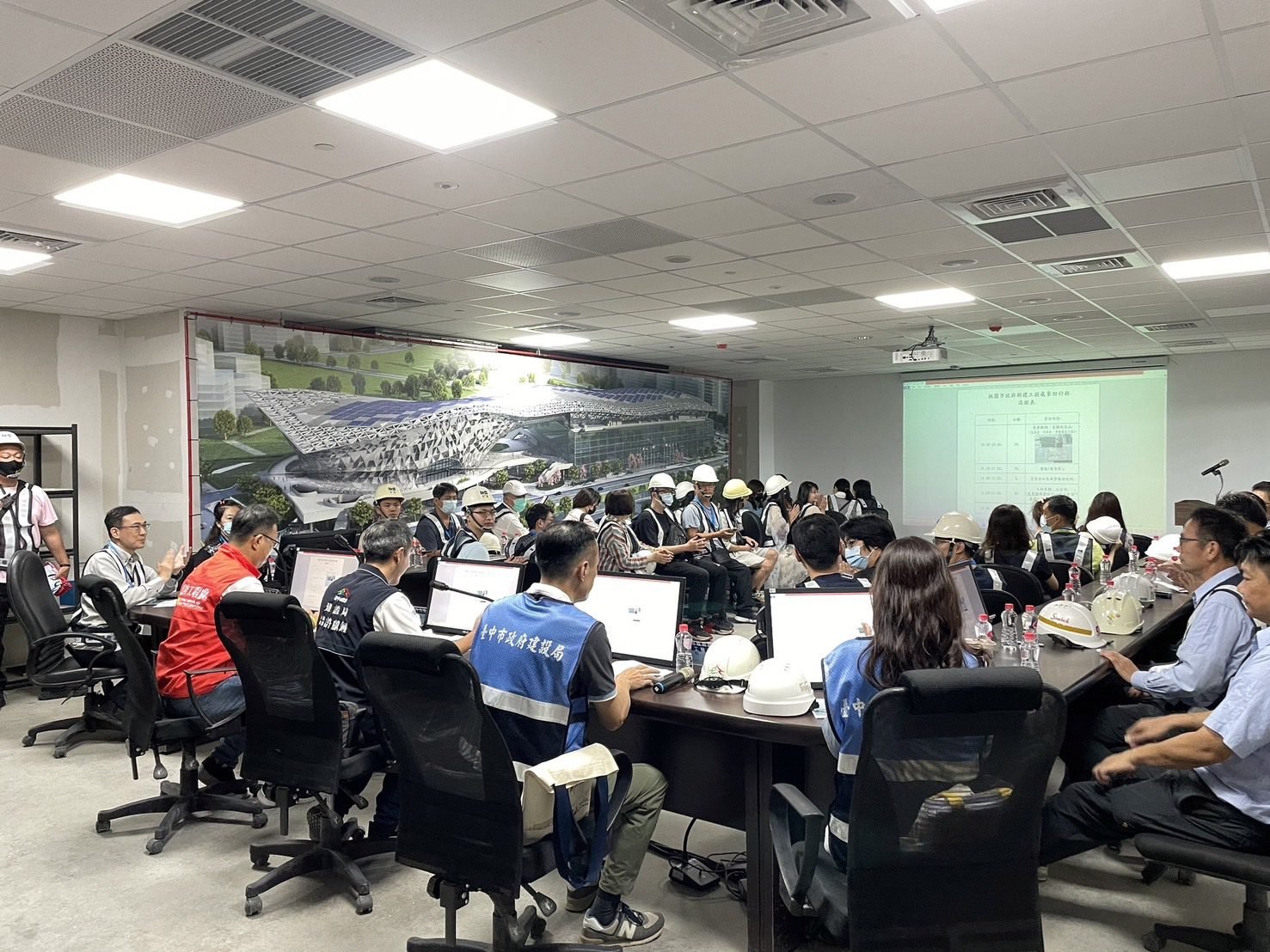 桃市新工處參訪台中國際會展中心 大讚優良建設好標竿 2 施工團隊也吸取經驗有利提升工程施工品質