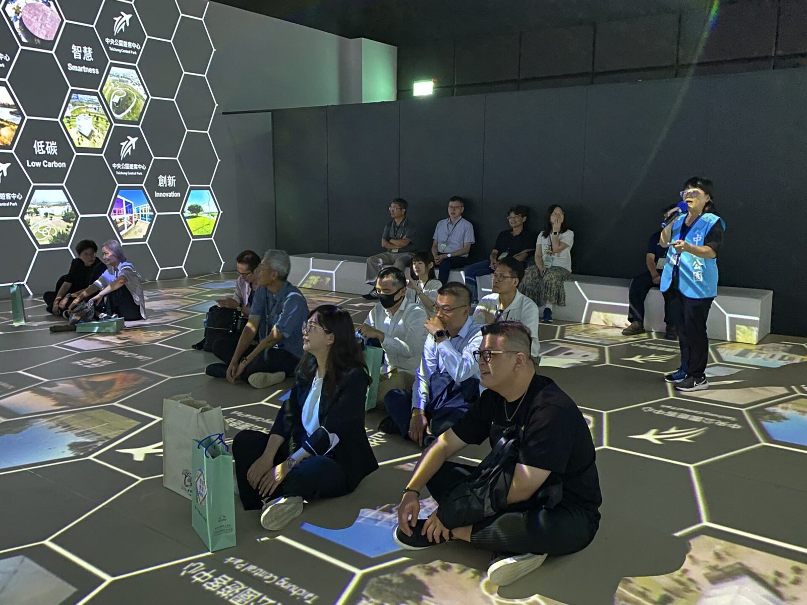 政治大學參訪台中中央公園 體驗園區空間認識水湳機場歷史 2 曼哈頓機場航廈 的遊客中心
