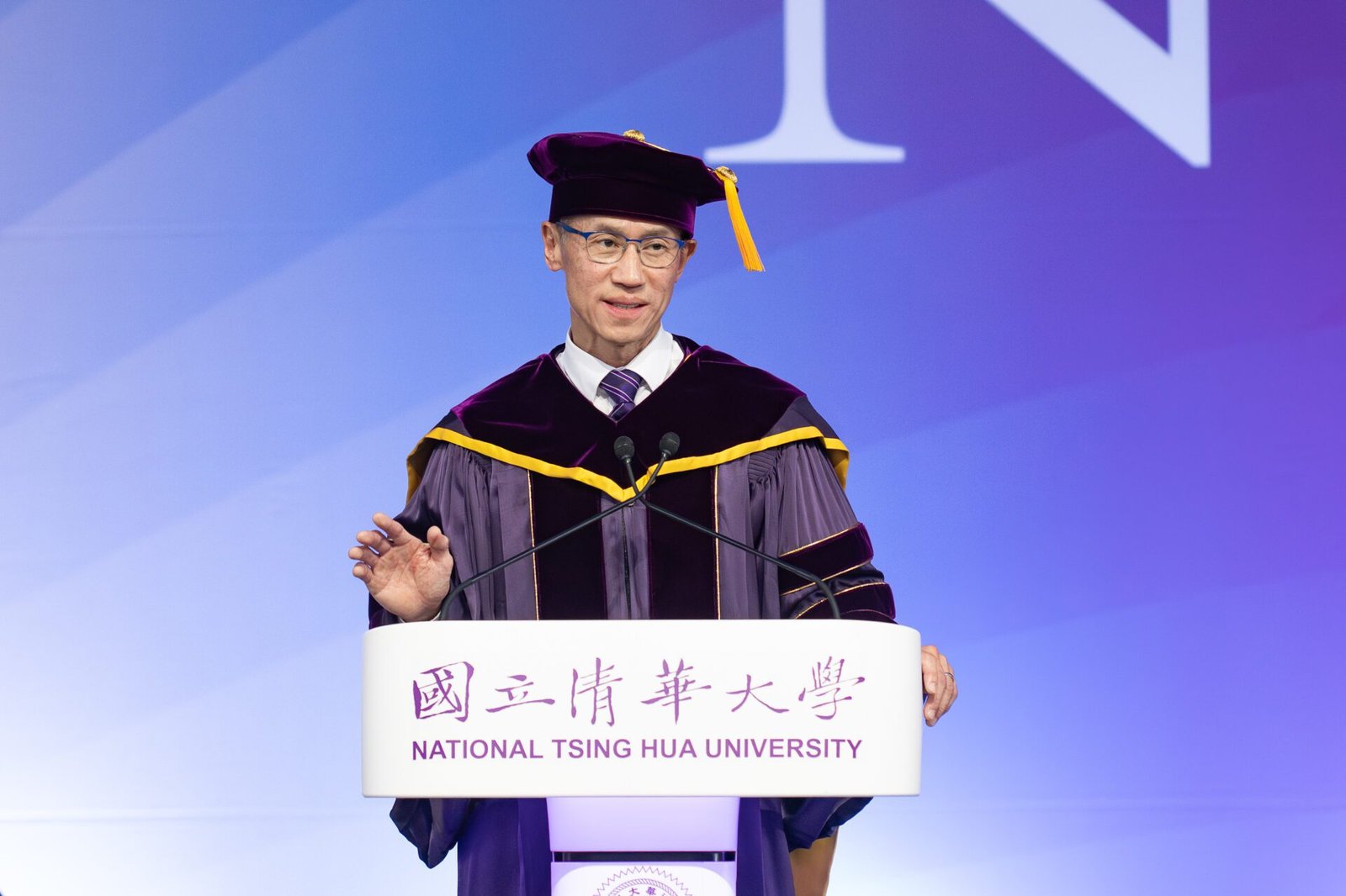 清華大學畢業典禮 林青霞分享快樂感悟 10位畢業生獲頒最高榮譽「梅貽琦獎章」 2 清華大學校長高為元告訴全體畢業生 不要用別人的尺來衡量自己的價值
