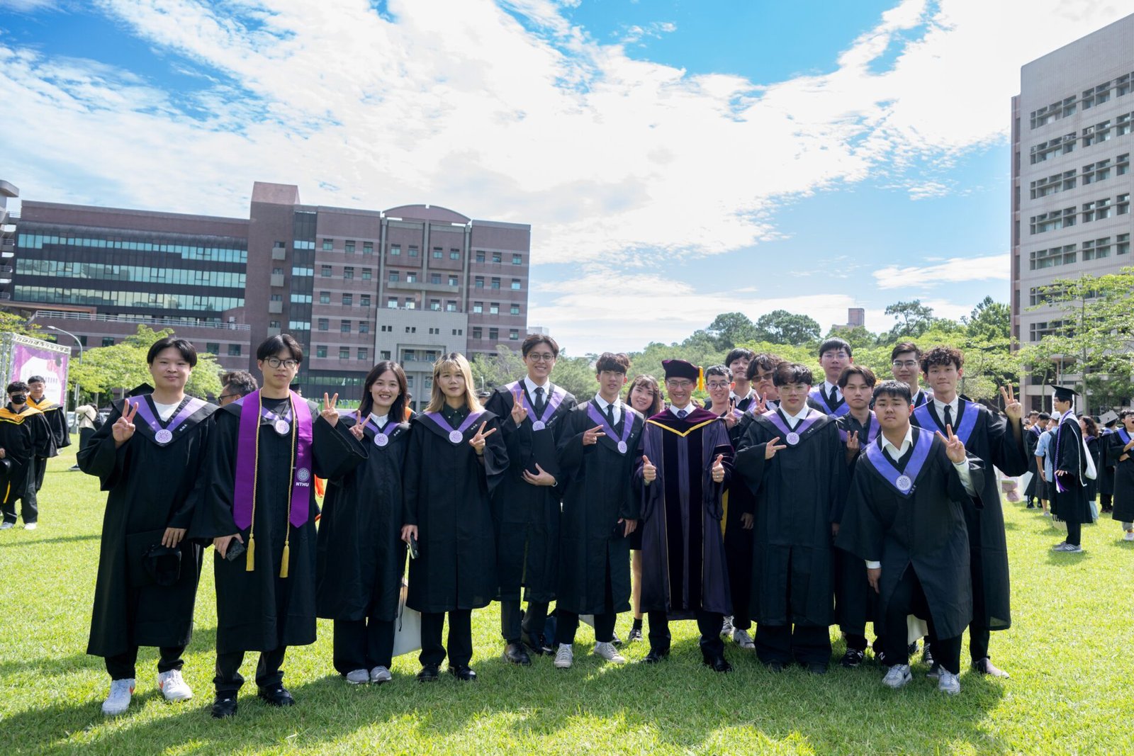 清華大學畢業典禮 林青霞分享快樂感悟 10位畢業生獲頒最高榮譽「梅貽琦獎章」 11 許多畢業生與師長及親友在大草坪合照