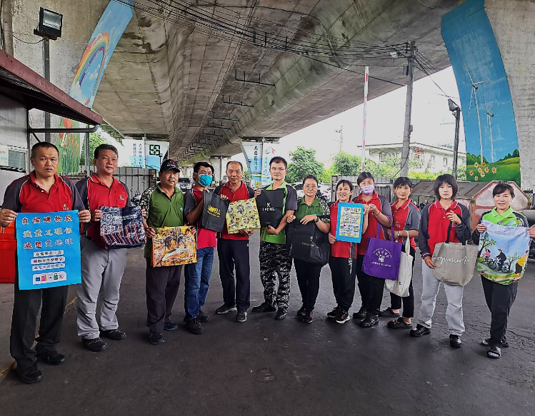 倡導自備環保餐具提袋 中市烏日區清潔隊化廢竹筷為實用小物 1 重複使用各式環保提袋