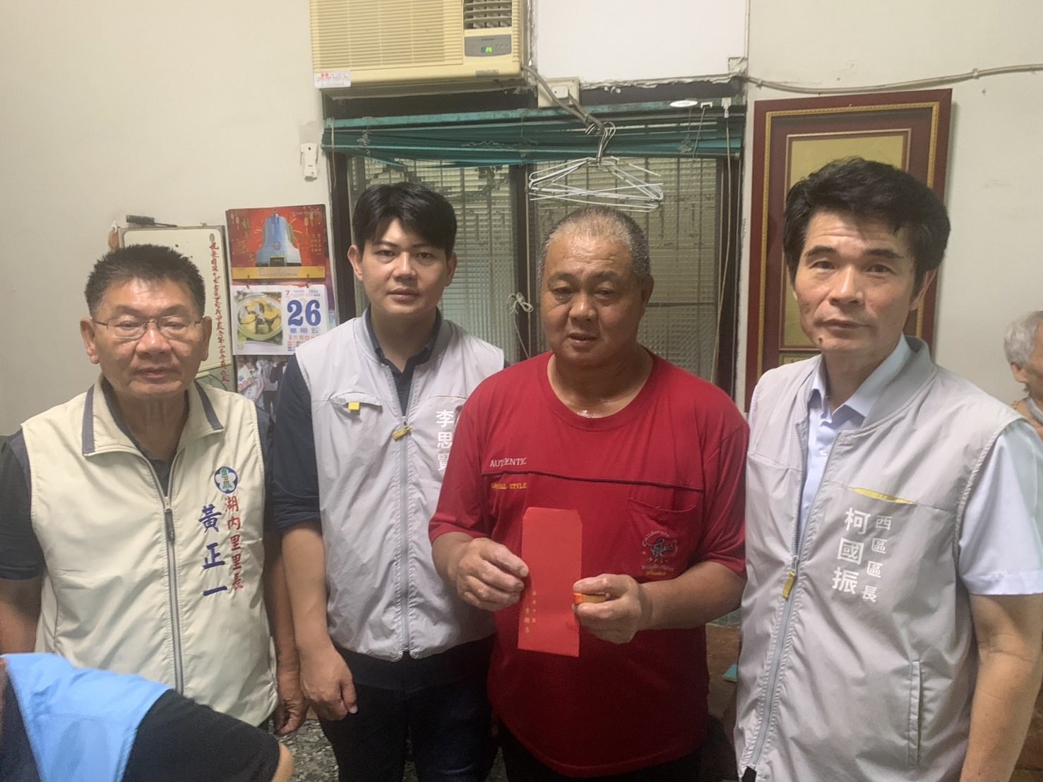 0 社會處長與西區區公所發放救助金 2
