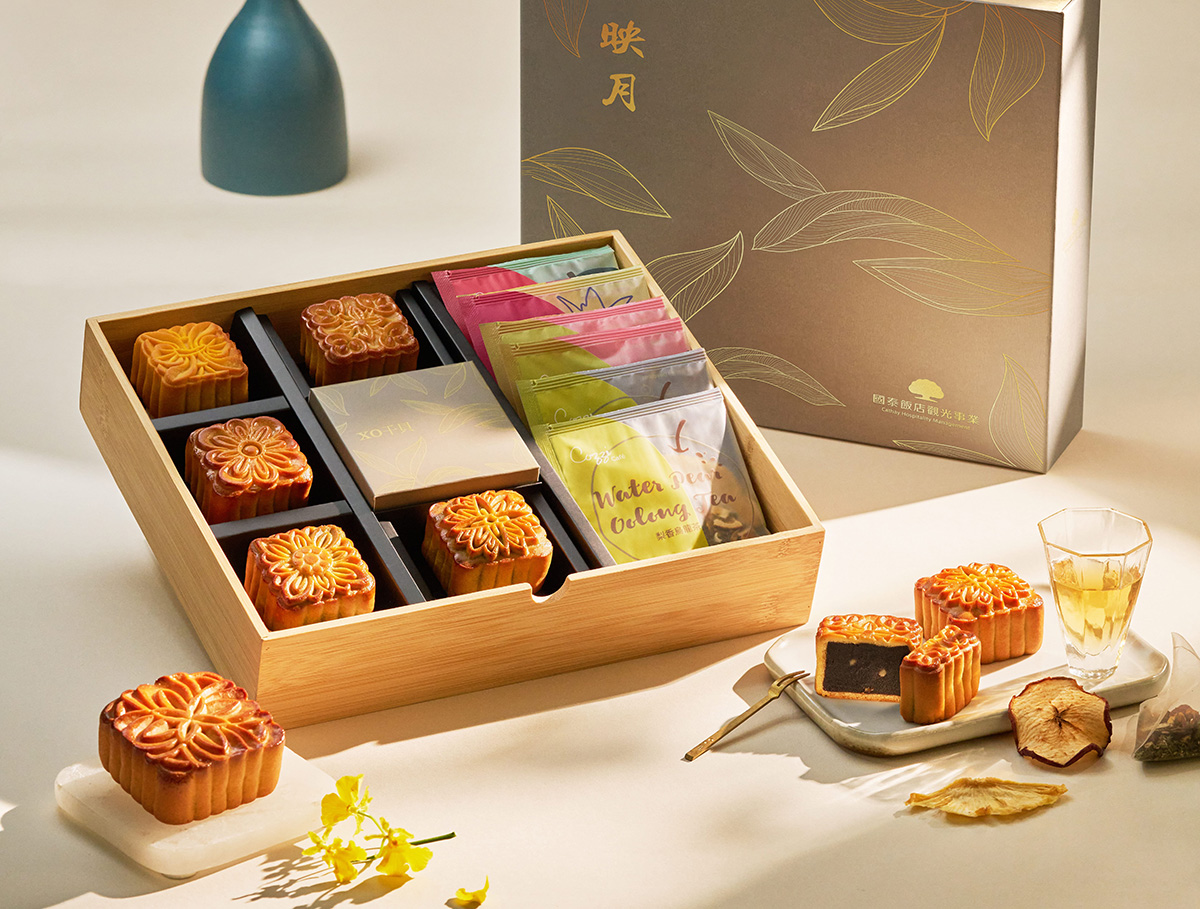 「映月廣式中秋禮盒」售價1,880元，內含六種口味的廣式月餅及果茶包。