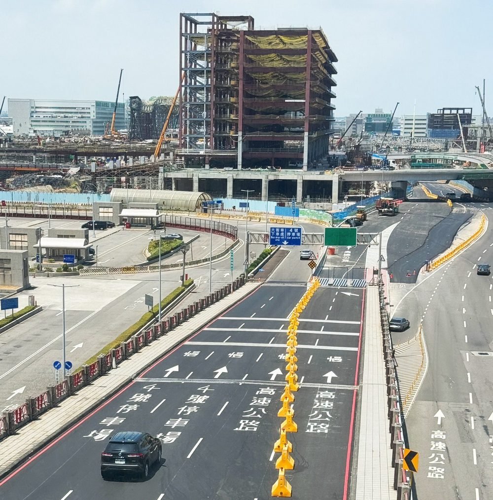 桃園機場二航廈三樓出境離場車輛 7/23可匯入航站北路上國道二號