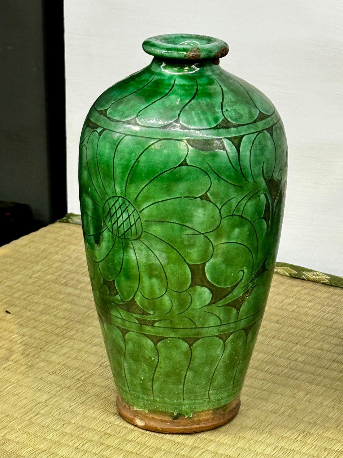 《陶學威龍》博古五千年文物特展展出的宋金「磁州窯綠釉梅瓶」。（葉志雲攝）